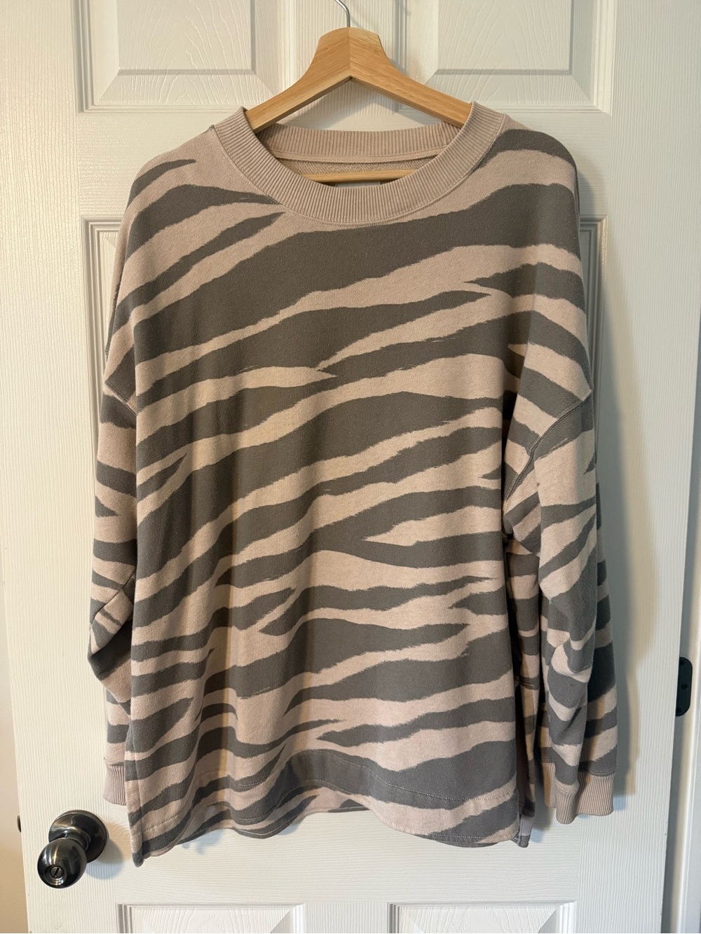 61. AMERICAN EAGLE ZEBRA PRINT CREW NECK SZ L
